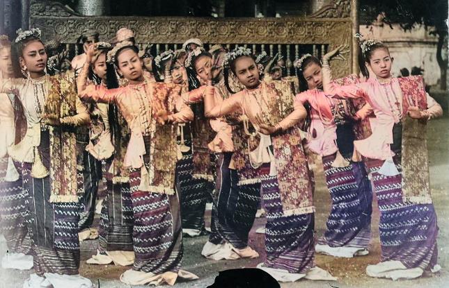 Fotoğraf 21: Burmalı Dansçı Kızlar
